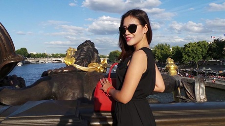 Hoa hậu Bích Dự tươi trẻ tại Pháp - 11 Hà Thanh