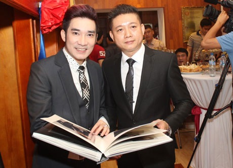 Quang Hà lịch lãm dự sự kiện tại Hà Nội - 4 Nam ca sĩ được sự hưởng ứng nhiệt tình từ đồng nghiệp vàĠcác cộng sự