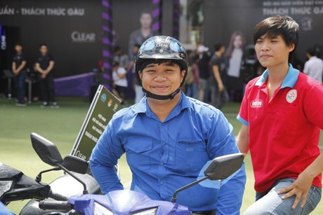 Thanh Hằng tham gia phổ biến người dân đội mũ bảo hiểm đạt
chuẩn