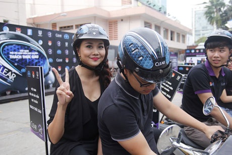 Thanh Hằng tham gia phổ biến người dân đội mũ bảo hiểm đạt
chuẩn