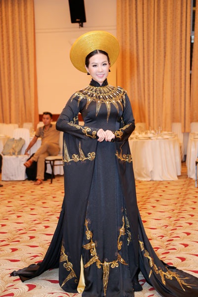 Hoa hậu Thu Hoài mặc áo dài "Nữ Oa" diễn thời trang - 1 <b style=mso-bidi-font-weight:
normal>Hà Thanh