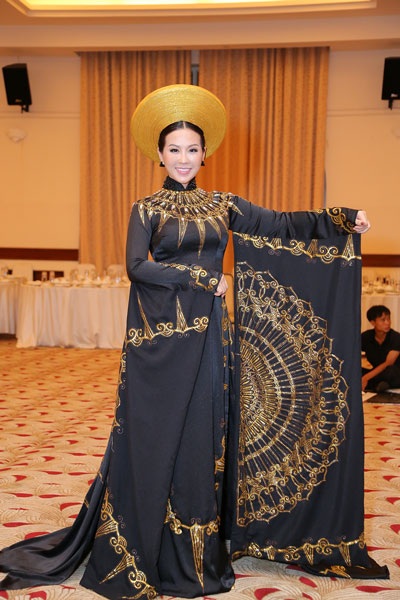 Hoa hậu Thu Hoài mặc áo dài "Nữ Oa" diễn thời trang - 2 <b style=mso-bidi-font-weight:
norŭal>Hà Thanh