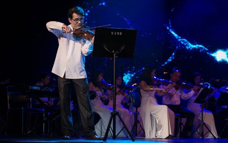 Thanh Lam hát “dữ dội” bên NSND Trung Kiên - 13 Ngh᷇ sĩ violin Xuân Huy