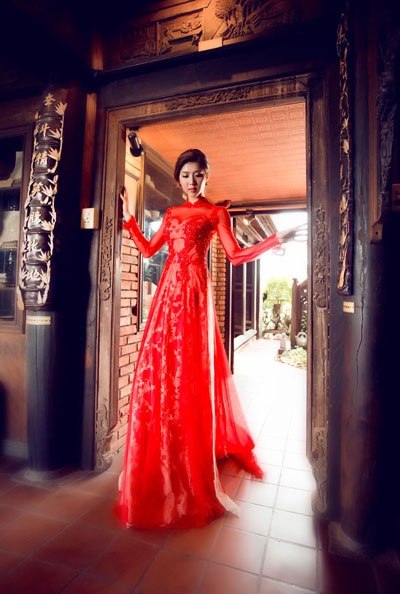 “Cô dâu mới” Ngọc Quyên lộng lẫy với áo dài màu đỏ - 2 Hà Thanh