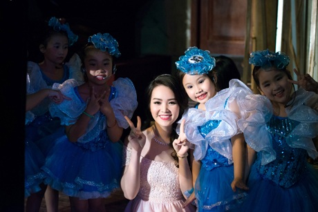Á hậu Thụy Vân làm Đại sứ “Vầng trăng cổ tích” - 4 Thụy Vân lưu lại khoảnh khắc đẹp với các em thiếu nhi