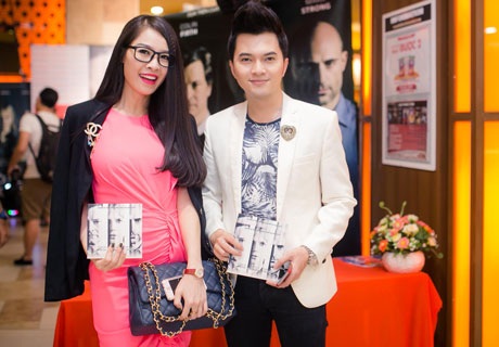 Những người bạn thân thiết cùng chụp ảnh tự sướng