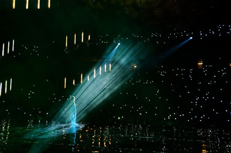 Khán giả hưởng ứng phần trình diễn của ca sĩ Như Loan khi biến khán đài thành bầu trời đầy sao