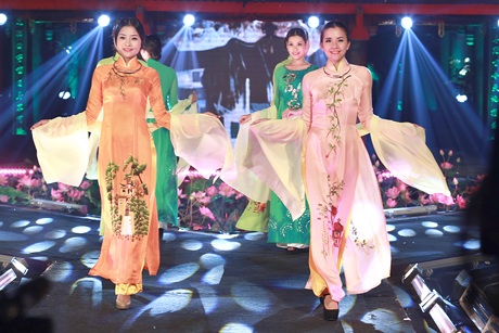 Lễ hội áo dài: Ấn tượng từ nón lá, khảm trai - 12 Hà Thanh