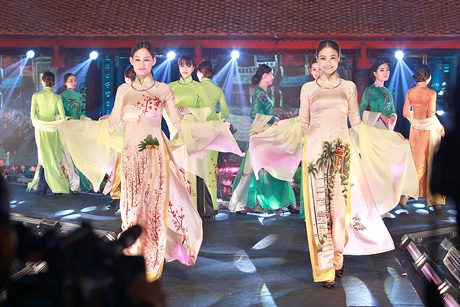 Lễ hội áo dài: Ấn tượng từ nón lá, khảm trai - 13 Hà Thanh