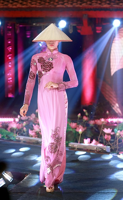 Lễ hội áo dài: Ấn tượng từ nón lá, khảm trai - 5 Hà Thanh
