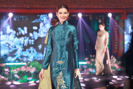 Màn trình diễn áo dài đặc sắc của “Hương sắc Hà Nội” - 2 BST của NTK Võ Thùy Dương