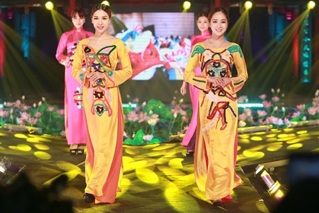 Màn trình diễn áo dài đặc sắc của “Hương sắc Hà Nội” - 8 BST