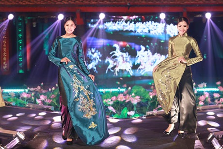 Màn trình diễn áo dài đặc sắc của “Hương sắc Hà Nội” - 1 Hương sắc Hà Nội trình diễn nhi