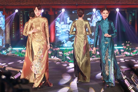 Màn trình diễn áo dài đặc sắc của “Hương sắc Hà Nội” - 3 BST của NTK Võ Thùy Dương