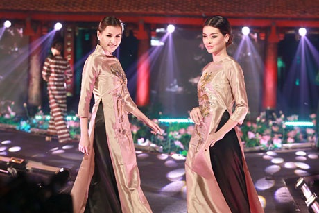 Màn trình diễn áo dài đặc sắc của “Hương sắc Hà Nội” - 7 BST của NTK Võ Thùy Dương