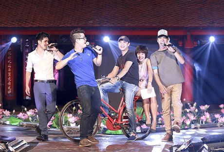 Màn xuất hiện hứa hẹn nhiều ấn tượng của MC Diễm Quỳnh và Anh Tuấn