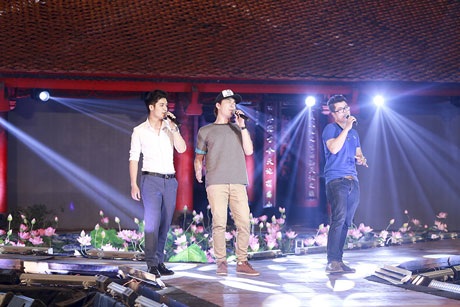 Đan xen giữa những màn trình diễn áo dài, đọc thơ sẽ là tiết
mục biểu diễn nghệ thuật như múa