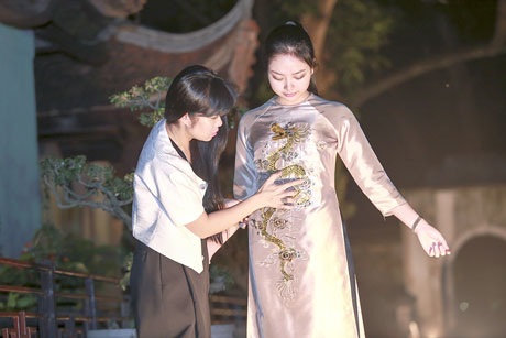Hoa hậu Ngọc Anh duyên dáng trong tà áo dài - 11 <b style=mso-bidi-font-weight:
normal>Hà Thanh