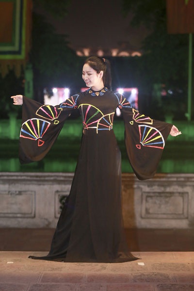 Hoa hậu Ngọc Anh duyên dáng trong tà áo dài - 3 <b style=mso-biŤi-font-weight:
normal>Hà Thanh