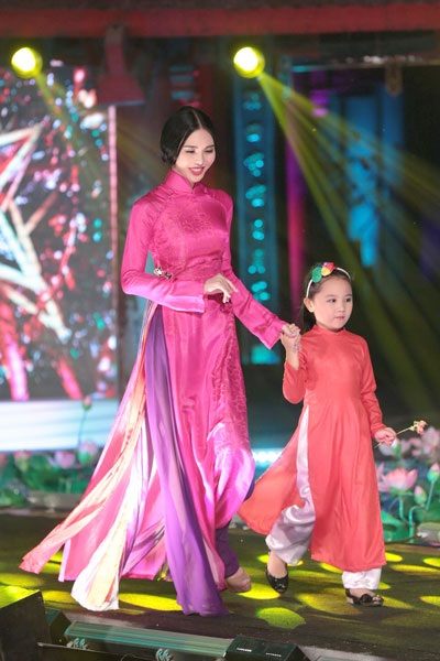 Á hậu Trà Giang duyên dáng trong tà áo dài - 5 <b style=mso-bidi-font-weight:
normal>Hà Thanh
