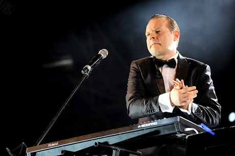 Cô gái bé nhỏ Suboi liên tục khuấy động 2 bên sân khấu tạo thành những cơn sóng người vỡ oà