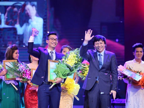 Nguyễn Tiến Hưng giành giải Nhất “Giọng hát hay Hà Nội” - 1 Trưởng ban Tuyên giáo Thành ủy Hà Nội Hồ Quang Lợi trao giải Nhất cho Nguyễn Tiến Hưng