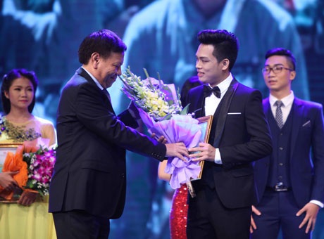 Nguyễn Tiến Hưng giành giải Nhất “Giọng hát hay Hà Nội” - 2 Trưởng ban Tuyên giáo Thành ủy Hà Nội Hồ Quang Lợi trao giải Nhất cho Nguyễn Tiến Hưng