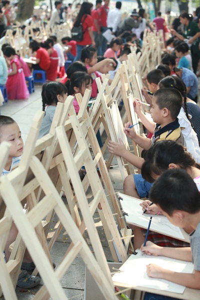 Hơn 600 em thiếu nhi thi vẽ tranh với chủ đề Em yêu Hà Nội - Thành phố vì hòa bình