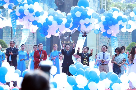 Thả chim bồ câu và bóng bay vì hòa bình