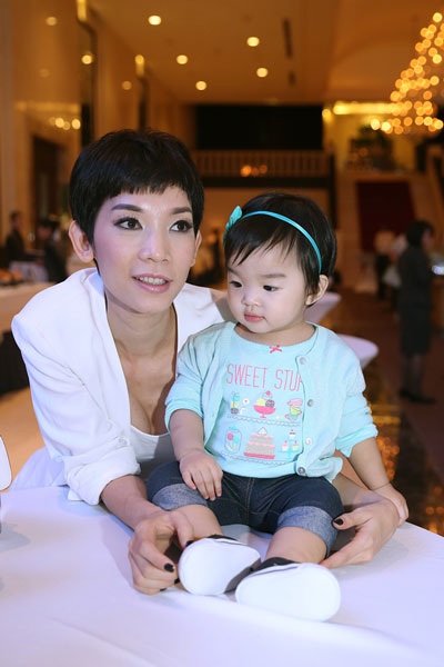 Bằng Kiều cưng nựng con gái Xuân Lan - 3 Bé Thỏ, niềm tự hào của cựu siêu mẫu càng lớn càng bụ bẫm, đáng yêu