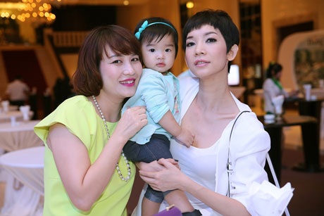 Bằng Kiều cưng nựng con gái Xuân Lan - 6 Bé Thỏ khá bạo dạn khi nhận sự quan tâm của nhiều người