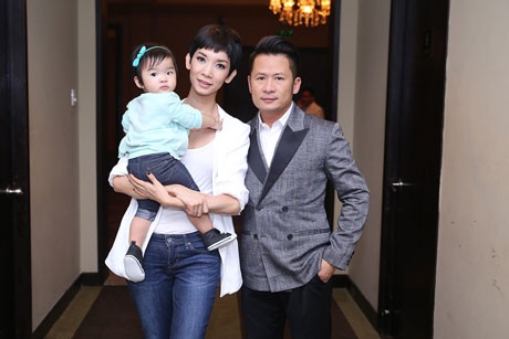 Bằng Kiều cưng nựng con gái Xuân Lan - 7 Nam ca sĩ Bằng Kiều cũng tham dự sự kiện. Anh chụp ảnh kỷ niệm cùng Xuân Lan và con gái