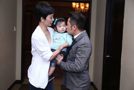 Bằng Kiều cưng nựng con gái Xuân Lan - 8 Ông bố của 3 cậu con trai có vẻ rất thích có một cô con gái