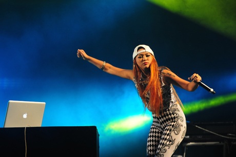 3 Diva Việt mở màn “cuồng nhiệt” Lễ hội âm nhạc giữa Hoàng thành - 1 Ca sĩ Kimmsese là một trong những ca sĩ đầu tiên mở màn đêm lễ hội âm nhạc đầu tiên