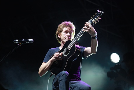 Thanh lam “rực lửa” cạnh chồng cũ trên sân khấu - 2 Nghệ sĩ guitar Dominic Miller