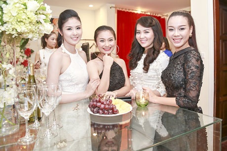 Hoa khôi Hạ Long Trương Tùng Lan đẹp rạng rỡ - 6 Á hậu Thụy Vân và diễn viên Diệu Hương