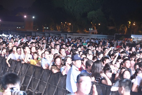 3 Diva Việt mở màn “cuồng nhiệt” Lễ hội âm nhạc giữa Hoàng thành - 18 Khán giả cuồng nhiệt với Lễ hội âm nhạc quốc tế Gió mùa