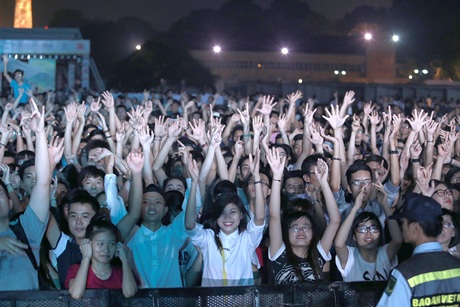 3 Diva Việt mở màn “cuồng nhiệt” Lễ hội âm nhạc giữa Hoàng thành - 19 Khán giả cuồng nhiệt với Lễ hội âm nhạc quốc tế Gió mùa