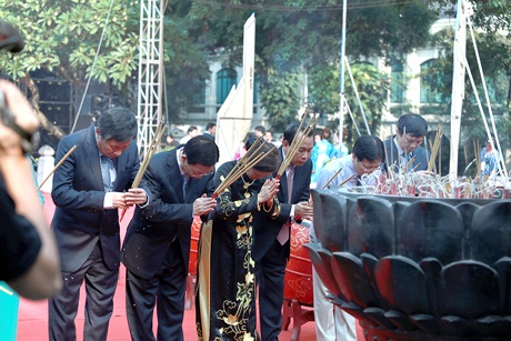 Hà Nội khai mạc "Ngày hội văn hóa hòa bình" - 2 Cùng nhiều lãnh đạo thực hiện Lễ dâng hương trước tượng đài vua Lý Thái Tổ