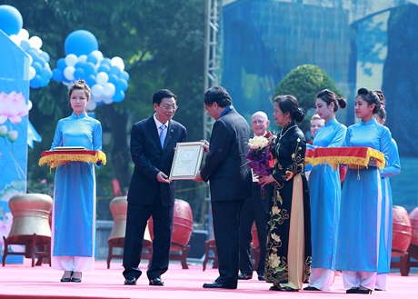 Hà Nội khai mạc "Ngày hội văn hóa hòa bình" - 3 Vinh danh và trao tặng danh hiệu Công dân danh dự Thủ đô Hà Nội cho các vị khách quốc tế