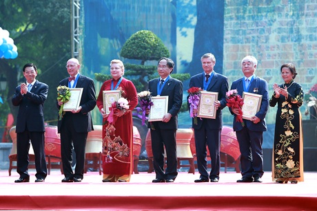 Hà Nội khai mạc "Ngày hội văn hóa hòa bình" - 5 Vinh danh và trao tặng danh hiệu Công dân danh dự Thủ đô Hà Nội cho các vị khách quốc tế