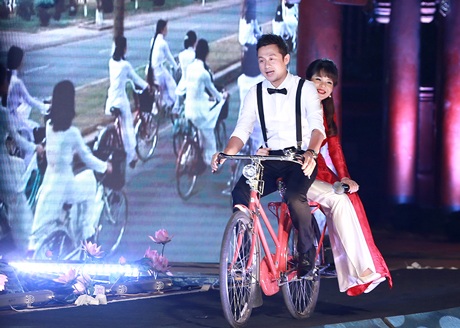 MC Anh Tuấn, Diễm Quỳnh hóa thân thành chàng trai, thiếu nữ Hà Thành xưa đạp xe đạp ra sân khấu