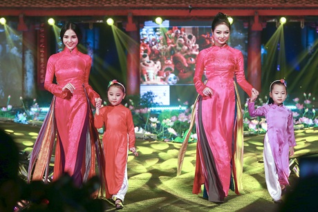 Hình ảnh trong BST của NTK Đức Hùng