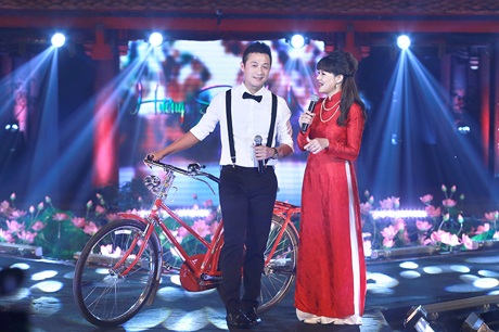 MC Anh Tuấn, Diễm Quỳnh hóa thân thành chàng trai, thiếu nữ Hà Thành xưa đạp xe đạp ra sân khấu