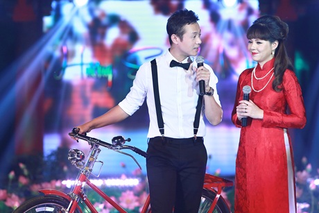 MC Anh Tuấn, Diễm Quỳnh hóa thân thành chàng trai, thiếu nữ Hà Thành xưa đạp xe đạp ra sân khấu