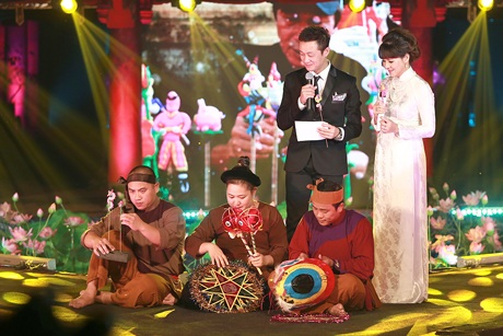 Diễm Quỳnh- Anh Tuấn dẫn chương trình bằng thơ trên sân khấu Hương sắc Hà Nội