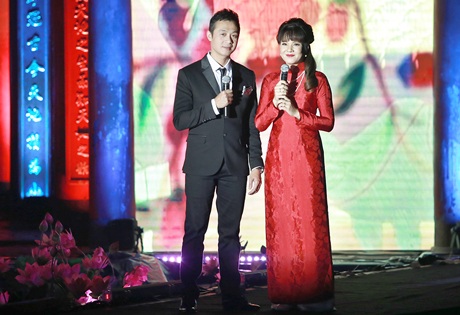 Diễm Quỳnh- Anh Tuấn dẫn chương trình bằng thơ trên sân khấu Hương sắc Hà Nội