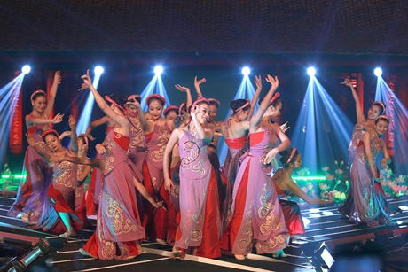 Tiết mục múa lụa Dệt nắng trên mây