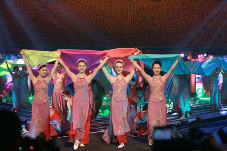 Tiết mục múa lụa Dệt nắng trên mây