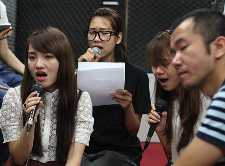Hà Trần mặt mộc luyện hát cùng Idol Nhật Thủy - 12 Quán quân Vietnam Idol mùa thứ 5 cũng trang điểm nhẹ nhàng